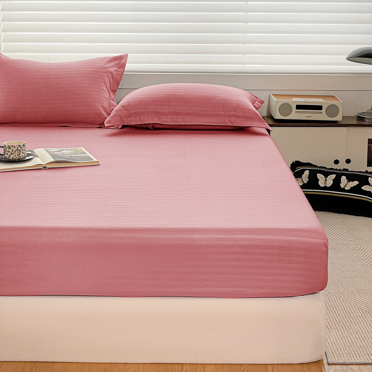 91家纺网 家纺一手货源 找家纺 恬澳家纺 2025新款简约磨毛压花床笠外贸跨境电商亚马逊速卖通单床笠三件套欧美尺寸多多跨境平台-场景二 条纹-粉