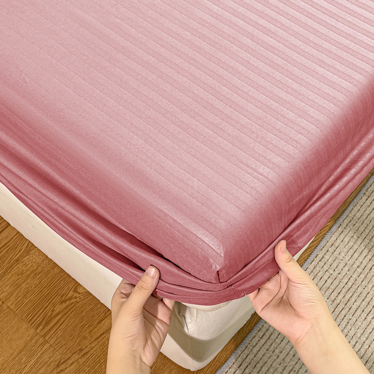 91家纺网 家纺一手货源 找家纺 恬澳家纺 2025新款简约磨毛压花床笠外贸跨境电商亚马逊速卖通单床笠三件套欧美尺寸多多跨境平台-场景二 条纹-粉