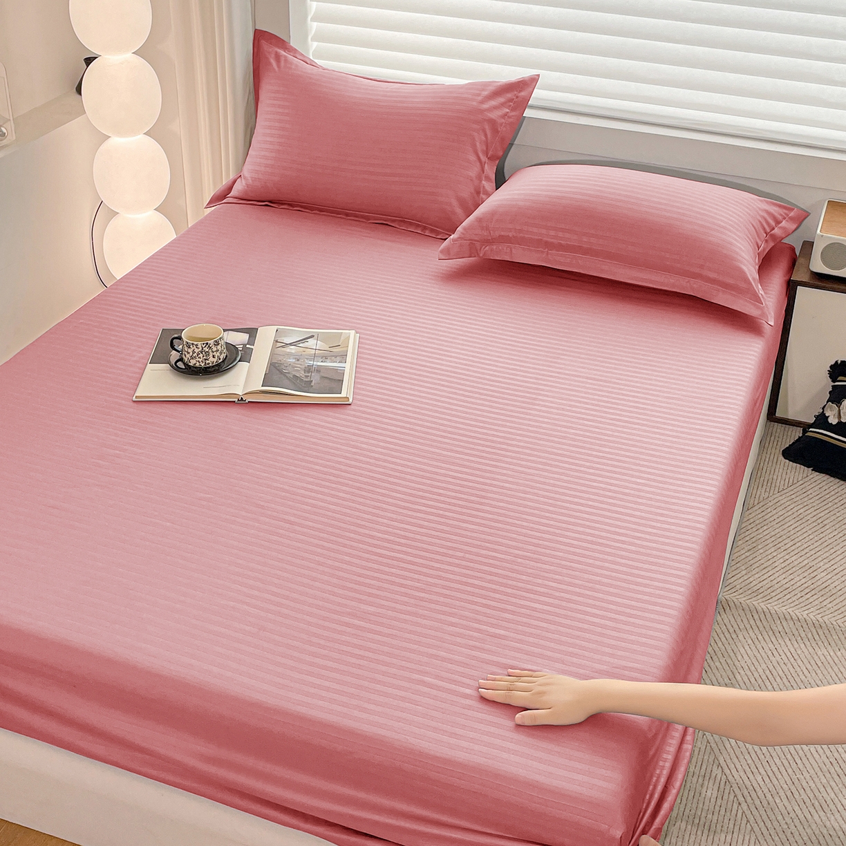 91家纺网 家纺一手货源 找家纺 恬澳家纺 2025新款简约磨毛压花床笠外贸跨境电商亚马逊速卖通单床笠三件套欧美尺寸多多跨境平台-场景二 条纹-粉