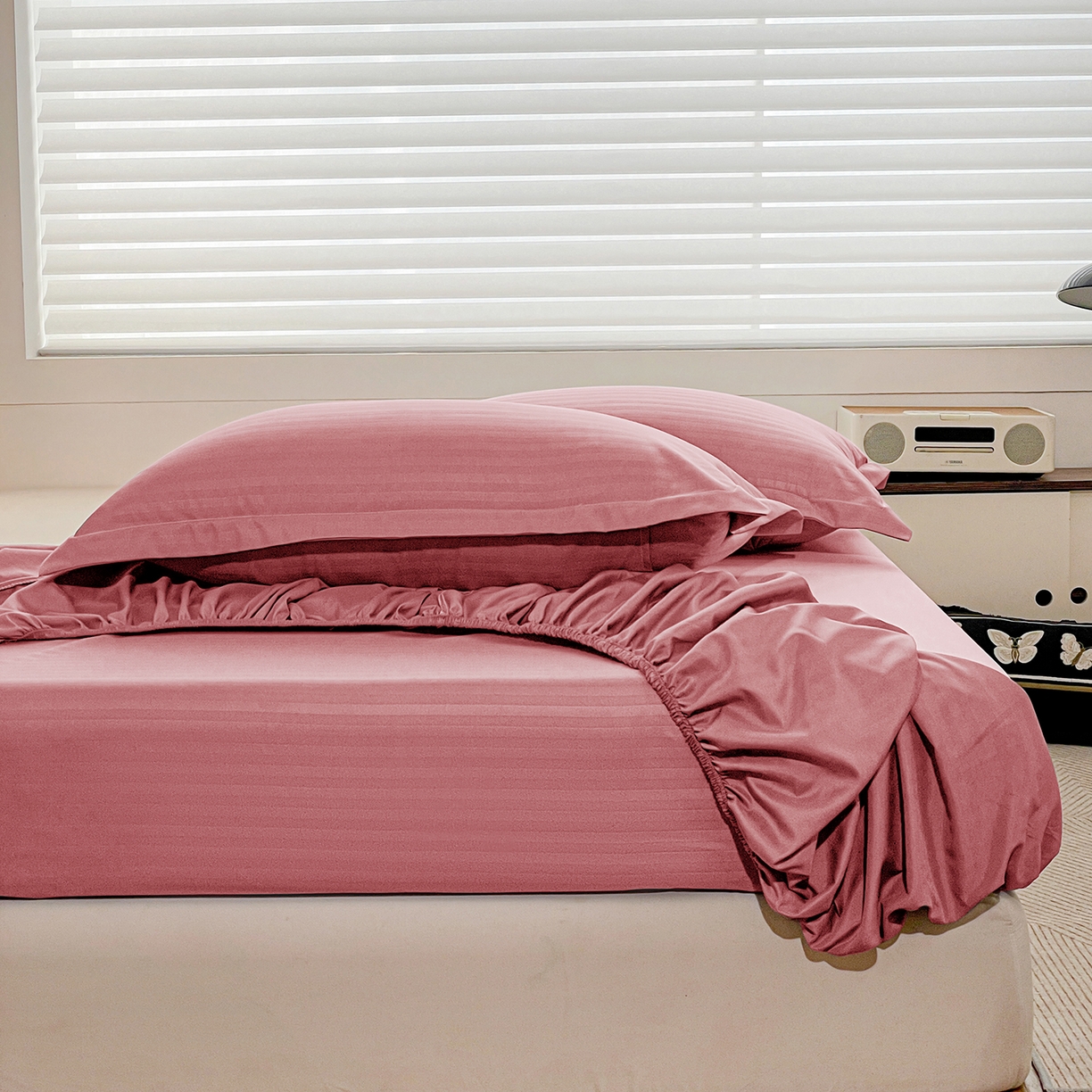 91家纺网 家纺一手货源 找家纺 恬澳家纺 2025新款简约磨毛压花床笠外贸跨境电商亚马逊速卖通单床笠三件套欧美尺寸多多跨境平台-场景二 条纹-粉