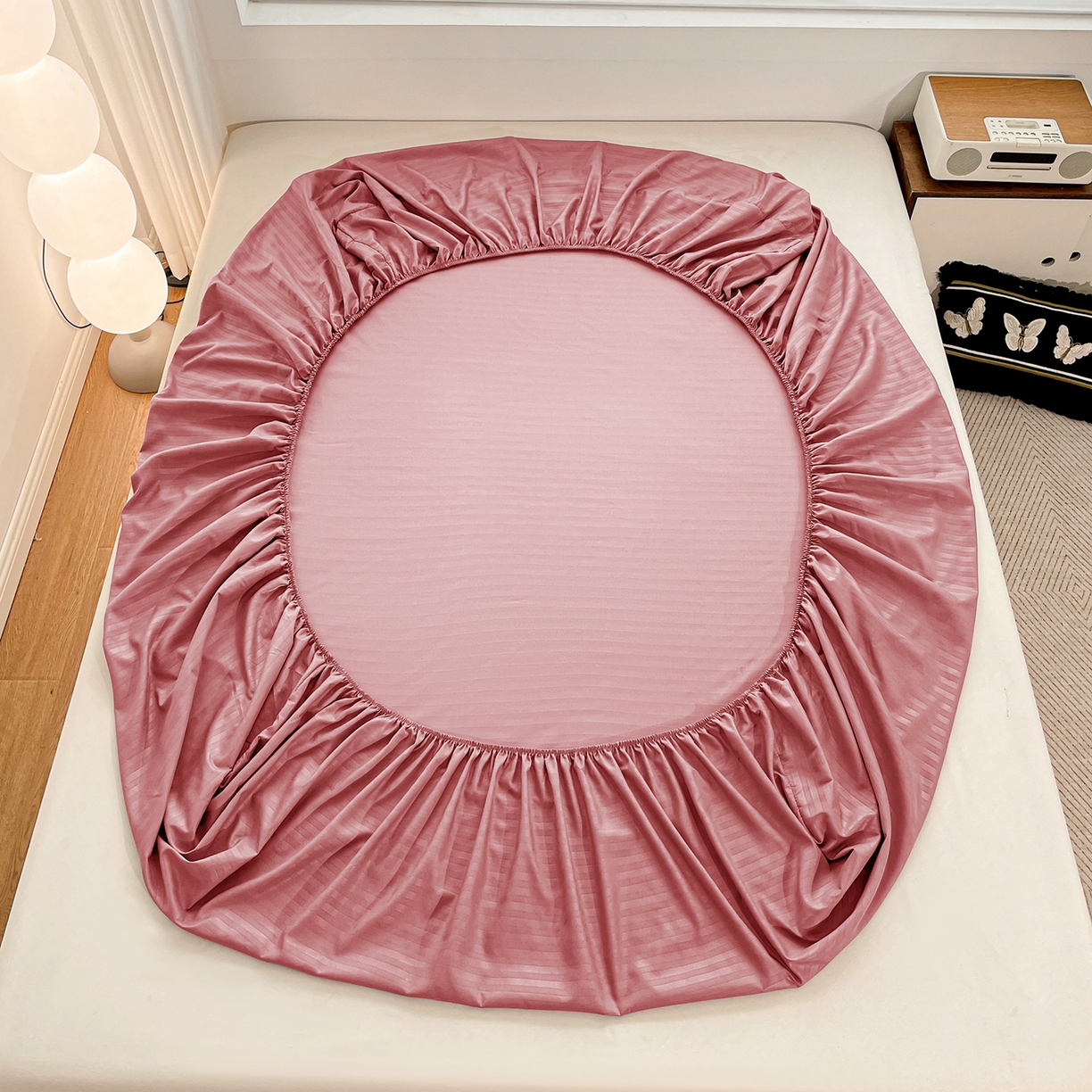 91家纺网 家纺一手货源 找家纺 恬澳家纺 2025新款简约磨毛压花床笠外贸跨境电商亚马逊速卖通单床笠三件套欧美尺寸多多跨境平台-场景二 条纹-粉