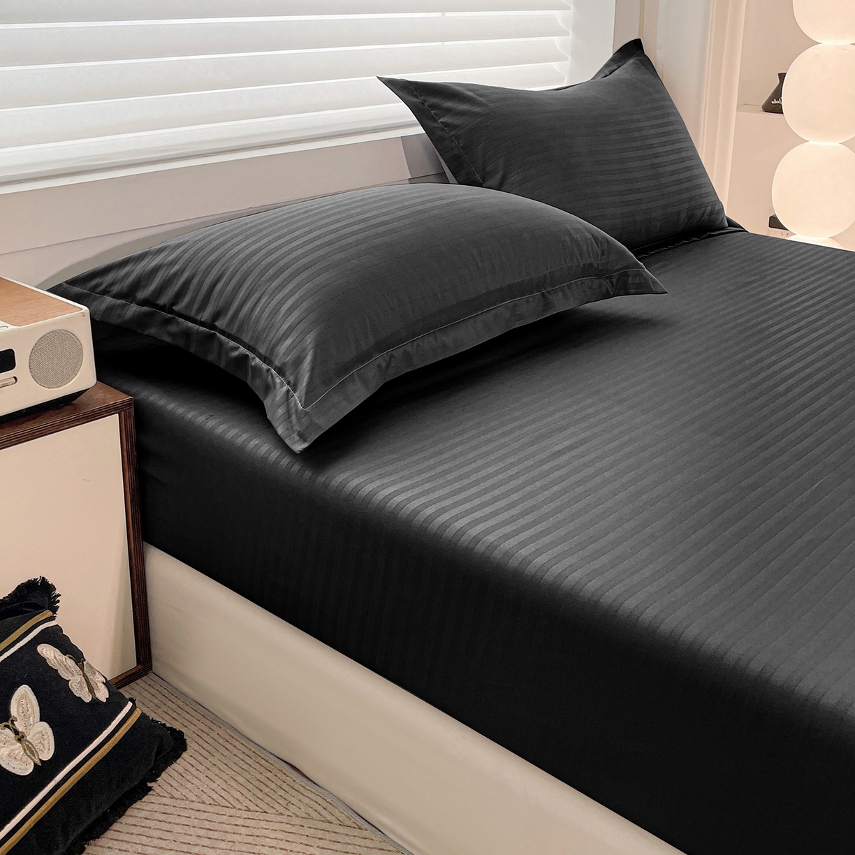 91家纺网 家纺一手货源 找家纺 恬澳家纺 2025新款简约磨毛压花床笠外贸跨境电商亚马逊速卖通单床笠三件套欧美尺寸多多跨境平台-场景二 条纹-黑