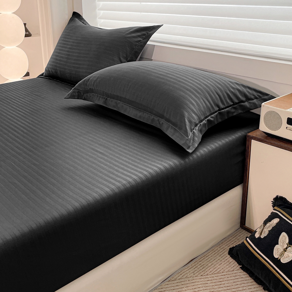 91家纺网 家纺一手货源 找家纺 恬澳家纺 2025新款简约磨毛压花床笠外贸跨境电商亚马逊速卖通单床笠三件套欧美尺寸多多跨境平台-场景二 条纹-黑