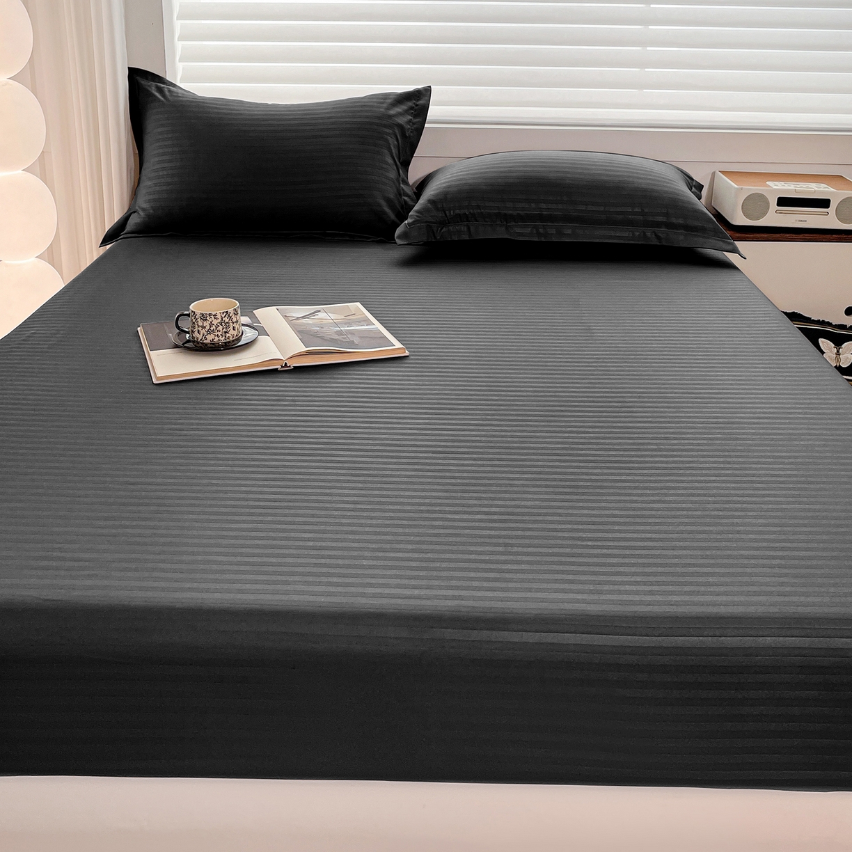 91家纺网 家纺一手货源 找家纺 恬澳家纺 2025新款简约磨毛压花床笠外贸跨境电商亚马逊速卖通单床笠三件套欧美尺寸多多跨境平台-场景二 条纹-黑