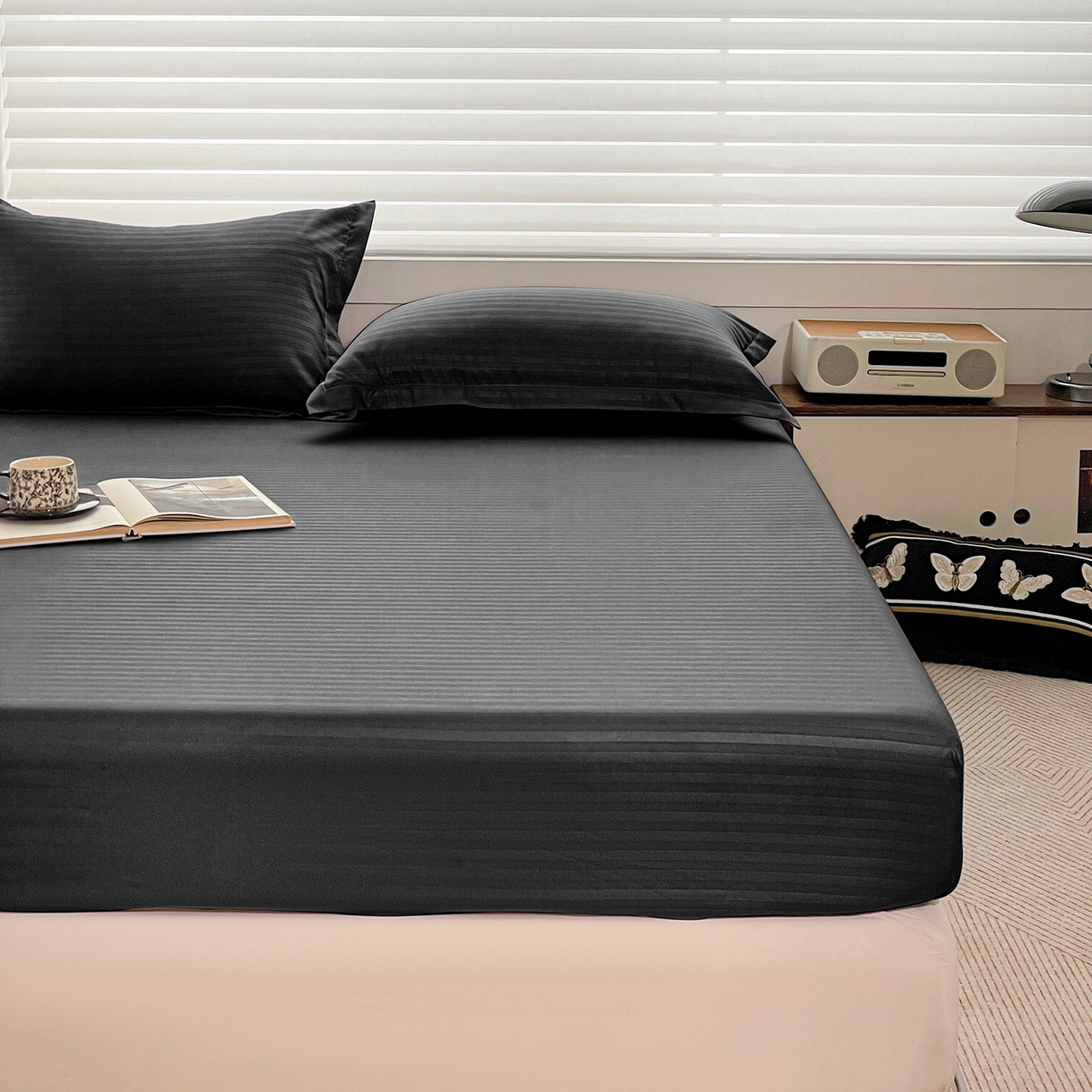 91家纺网 家纺一手货源 找家纺 恬澳家纺 2025新款简约磨毛压花床笠外贸跨境电商亚马逊速卖通单床笠三件套欧美尺寸多多跨境平台-场景二 条纹-黑