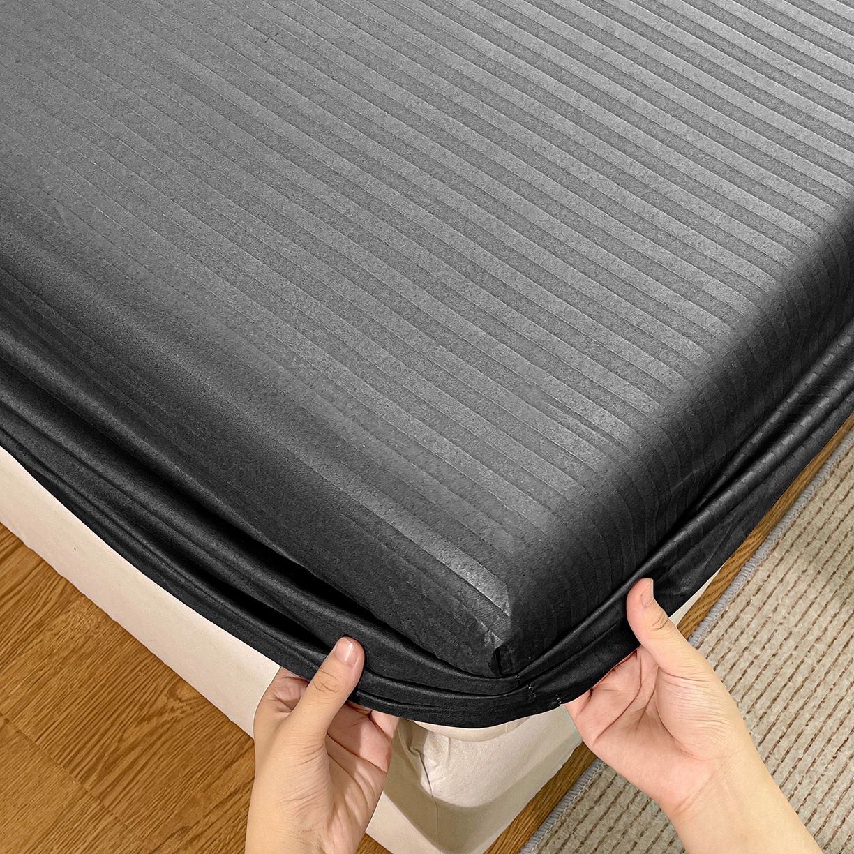 91家纺网 家纺一手货源 找家纺 恬澳家纺 2025新款简约磨毛压花床笠外贸跨境电商亚马逊速卖通单床笠三件套欧美尺寸多多跨境平台-场景二 条纹-黑