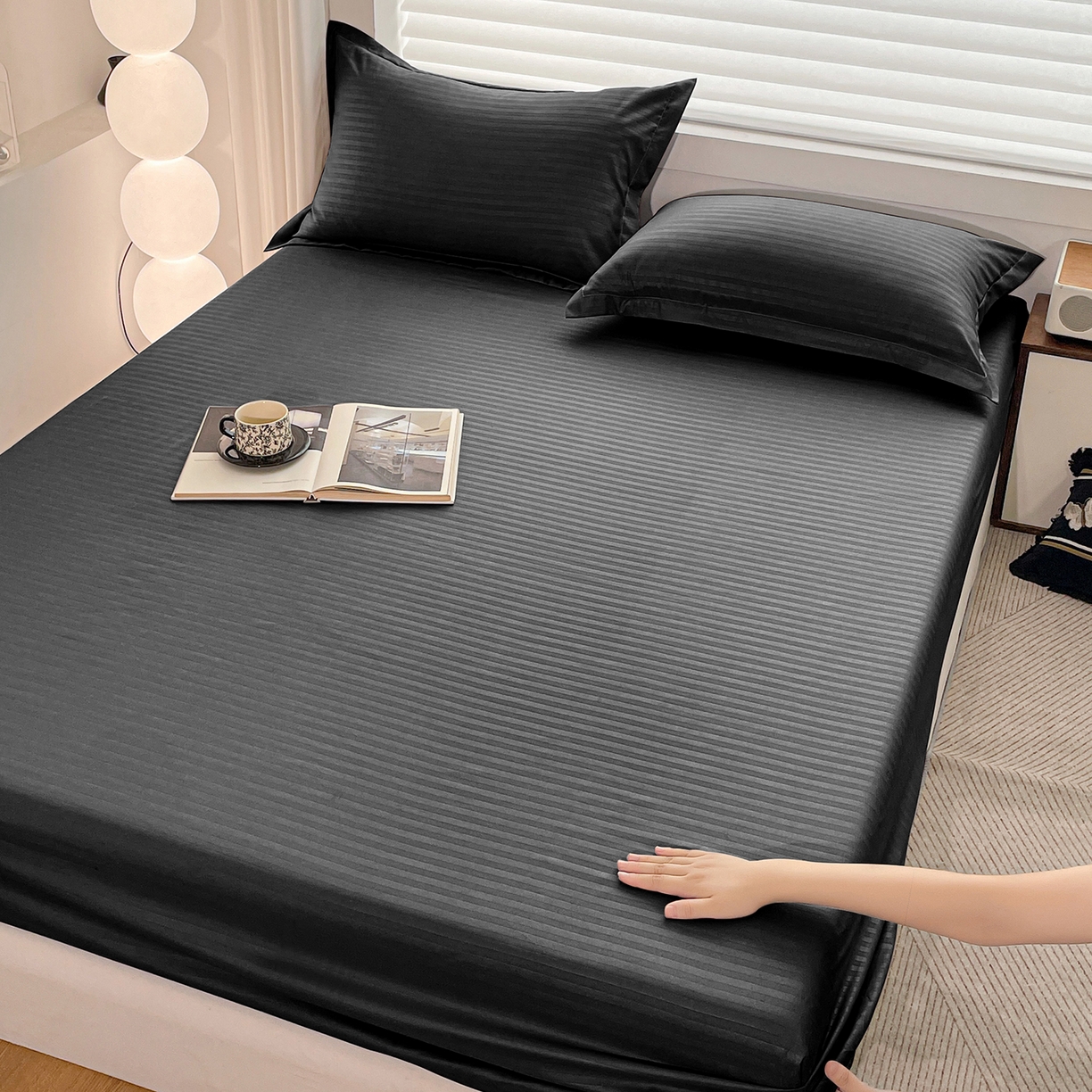 91家纺网 家纺一手货源 找家纺 恬澳家纺 2025新款简约磨毛压花床笠外贸跨境电商亚马逊速卖通单床笠三件套欧美尺寸多多跨境平台-场景二 条纹-黑