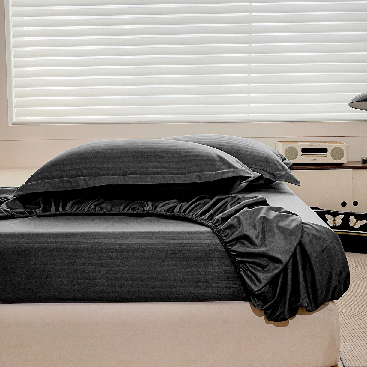 91家纺网 家纺一手货源 找家纺 恬澳家纺 2025新款简约磨毛压花床笠外贸跨境电商亚马逊速卖通单床笠三件套欧美尺寸多多跨境平台-场景二 条纹-黑