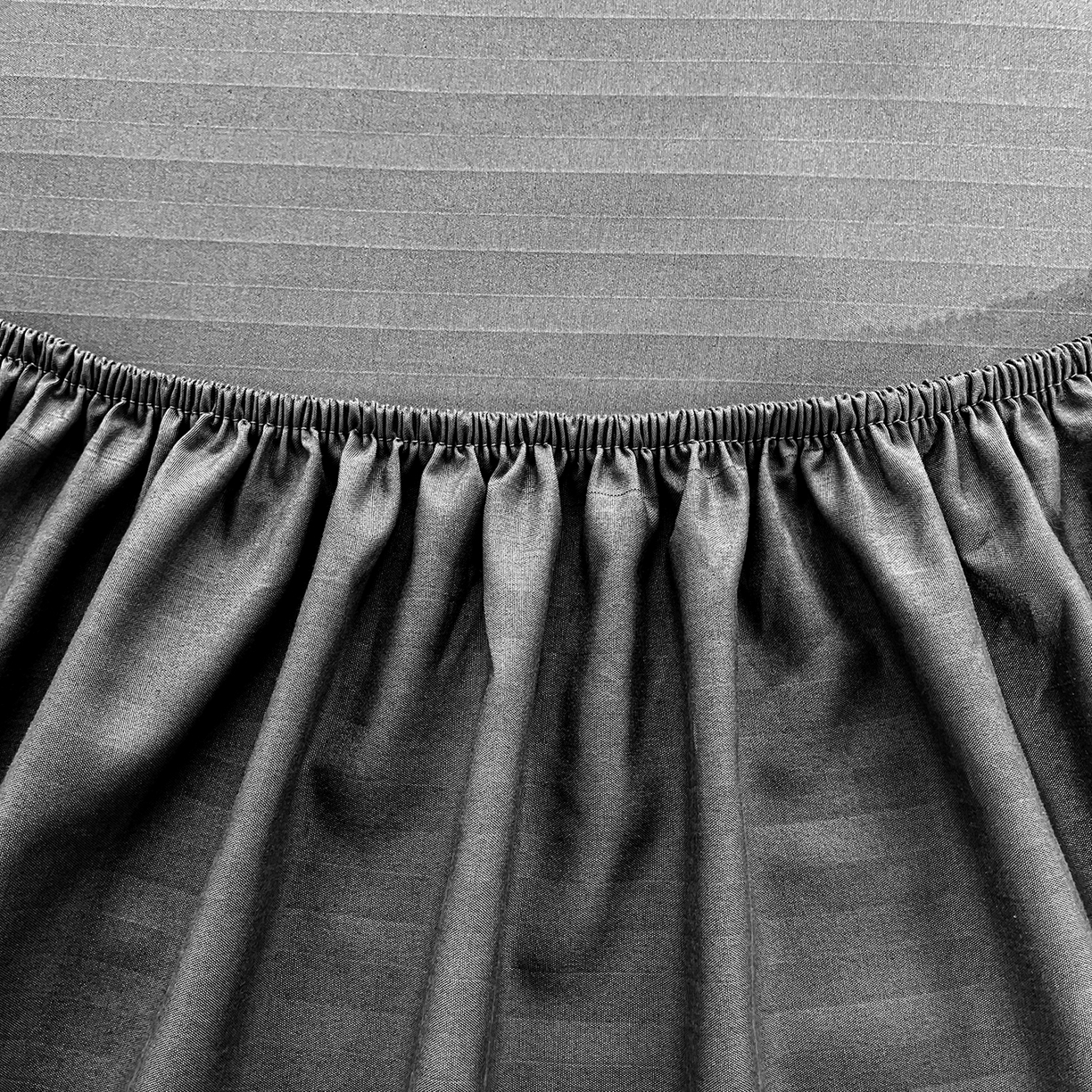 91家纺网 家纺一手货源 找家纺 恬澳家纺 2025新款简约磨毛压花床笠外贸跨境电商亚马逊速卖通单床笠三件套欧美尺寸多多跨境平台-场景二 条纹-黑