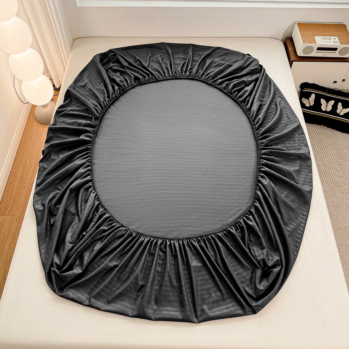 91家纺网 家纺一手货源 找家纺 恬澳家纺 2025新款简约磨毛压花床笠外贸跨境电商亚马逊速卖通单床笠三件套欧美尺寸多多跨境平台-场景二 条纹-黑