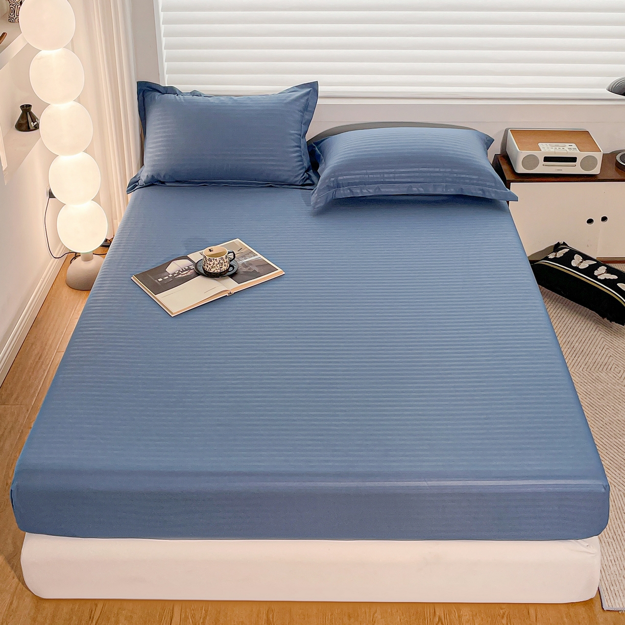 91家纺网 家纺一手货源 找家纺 恬澳家纺 2025新款简约磨毛压花床笠外贸跨境电商亚马逊速卖通单床笠三件套欧美尺寸多多跨境平台-场景二 条纹-蓝