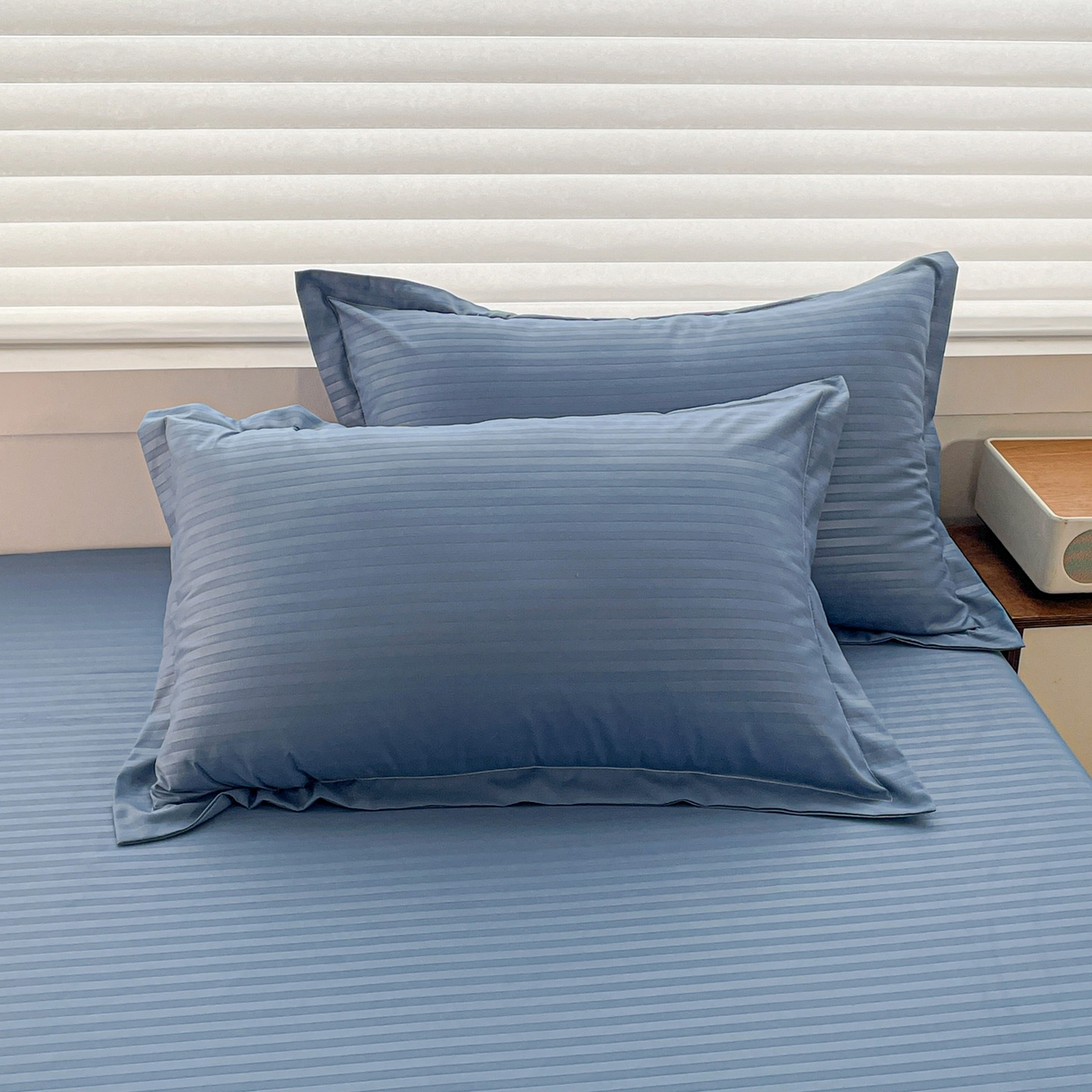 91家纺网 家纺一手货源 找家纺 恬澳家纺 2025新款简约磨毛压花床笠外贸跨境电商亚马逊速卖通单床笠三件套欧美尺寸多多跨境平台-场景二 条纹-蓝