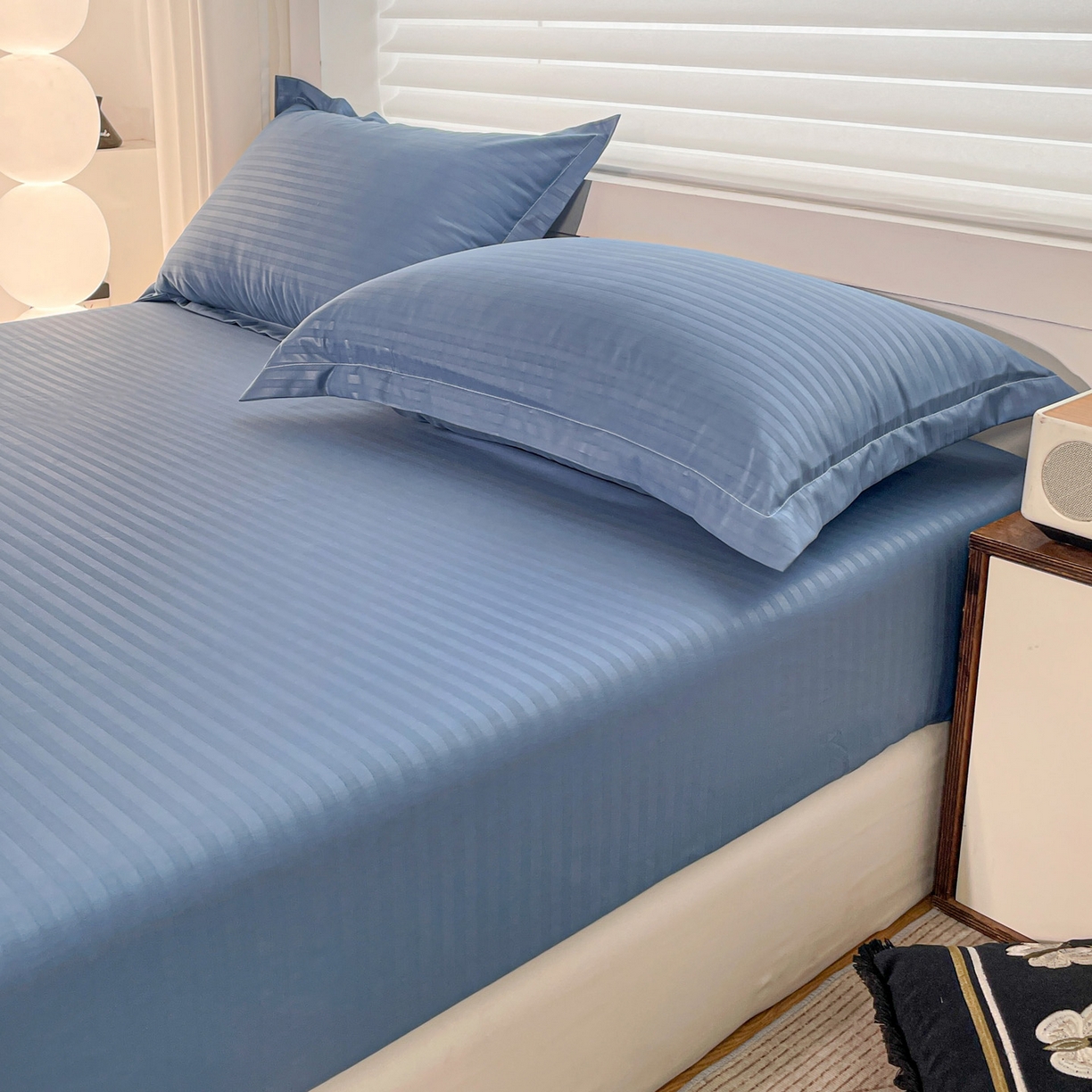 91家纺网 家纺一手货源 找家纺 恬澳家纺 2025新款简约磨毛压花床笠外贸跨境电商亚马逊速卖通单床笠三件套欧美尺寸多多跨境平台-场景二 条纹-蓝