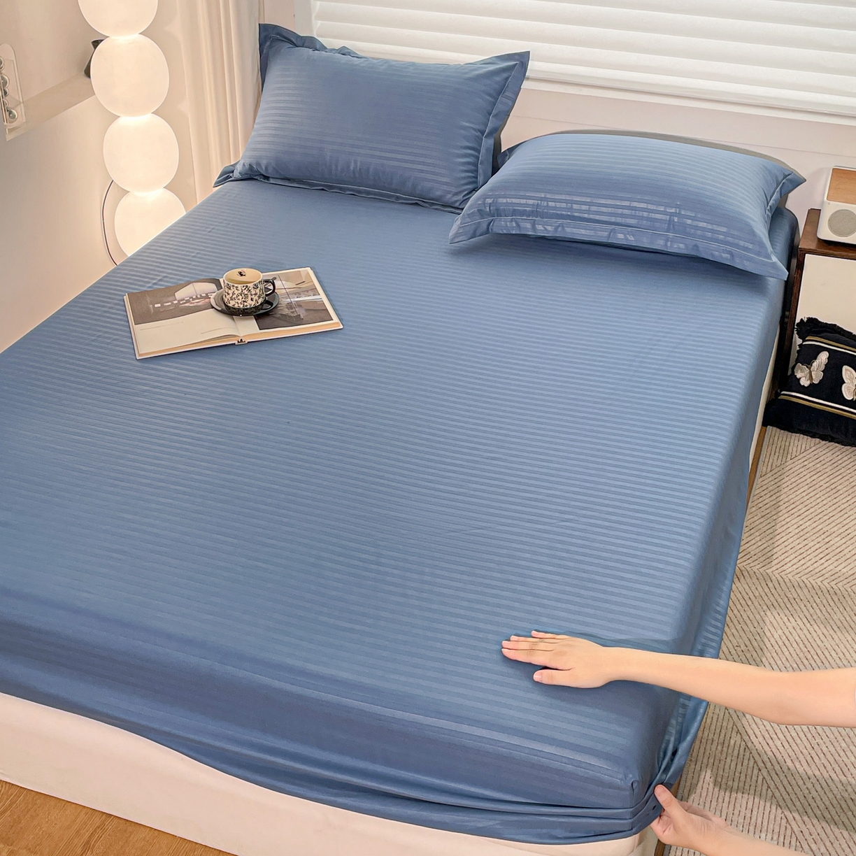 91家纺网 家纺一手货源 找家纺 恬澳家纺 2025新款简约磨毛压花床笠外贸跨境电商亚马逊速卖通单床笠三件套欧美尺寸多多跨境平台-场景二 条纹-蓝