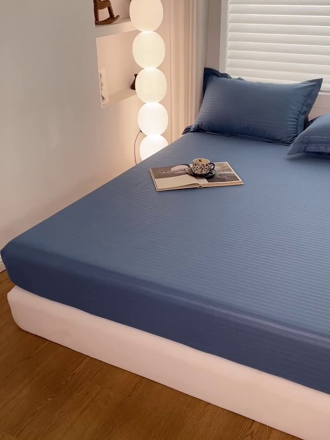 91家纺网 家纺一手货源 找家纺 恬澳家纺 2025新款简约磨毛压花床笠外贸跨境电商亚马逊速卖通单床笠三件套欧美尺寸多多跨境平台-场景二 条纹-蓝