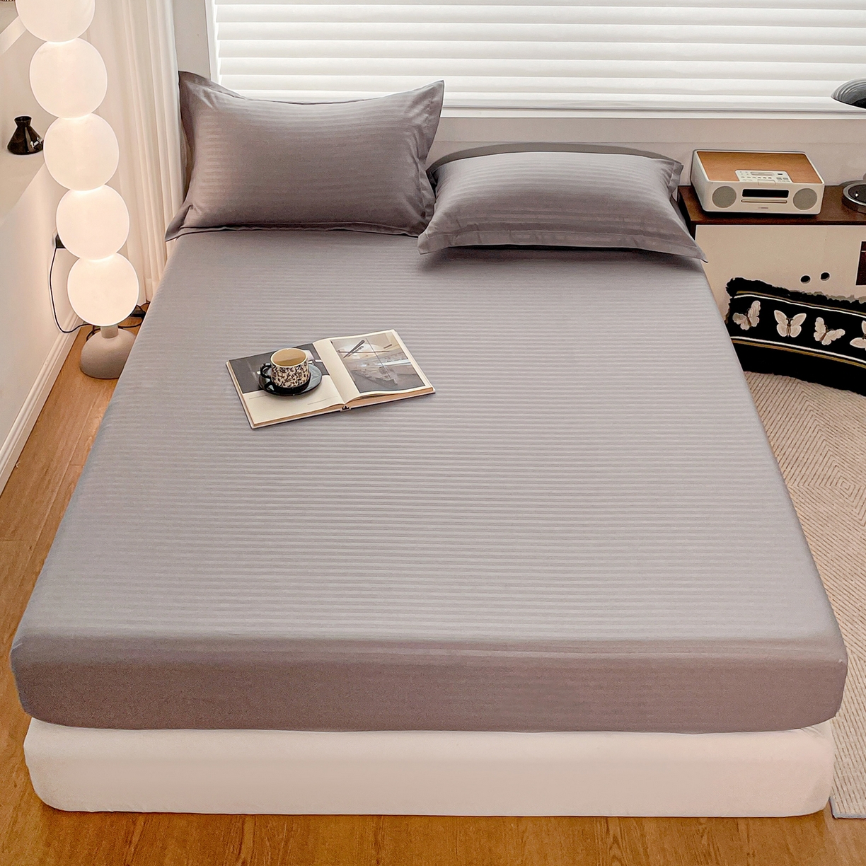 91家纺网 家纺一手货源 找家纺 恬澳家纺 2025新款简约磨毛压花床笠外贸跨境电商亚马逊速卖通单床笠三件套欧美尺寸多多跨境平台-场景二 条纹-浅灰