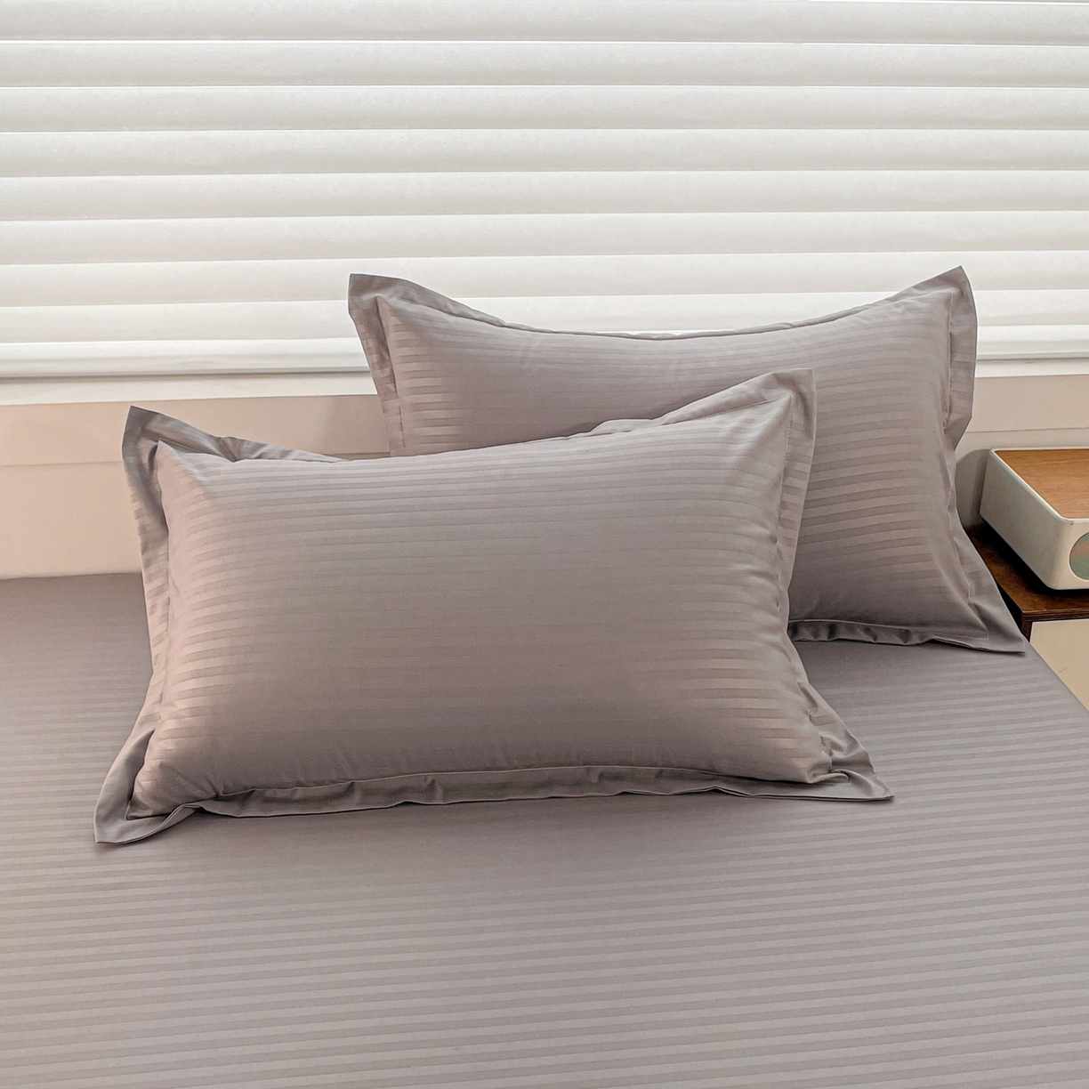 91家纺网 家纺一手货源 找家纺 恬澳家纺 2025新款简约磨毛压花床笠外贸跨境电商亚马逊速卖通单床笠三件套欧美尺寸多多跨境平台-场景二 条纹-浅灰