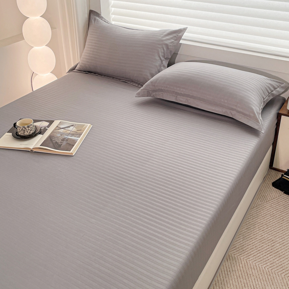 91家纺网 家纺一手货源 找家纺 恬澳家纺 2025新款简约磨毛压花床笠外贸跨境电商亚马逊速卖通单床笠三件套欧美尺寸多多跨境平台-场景二 条纹-浅灰