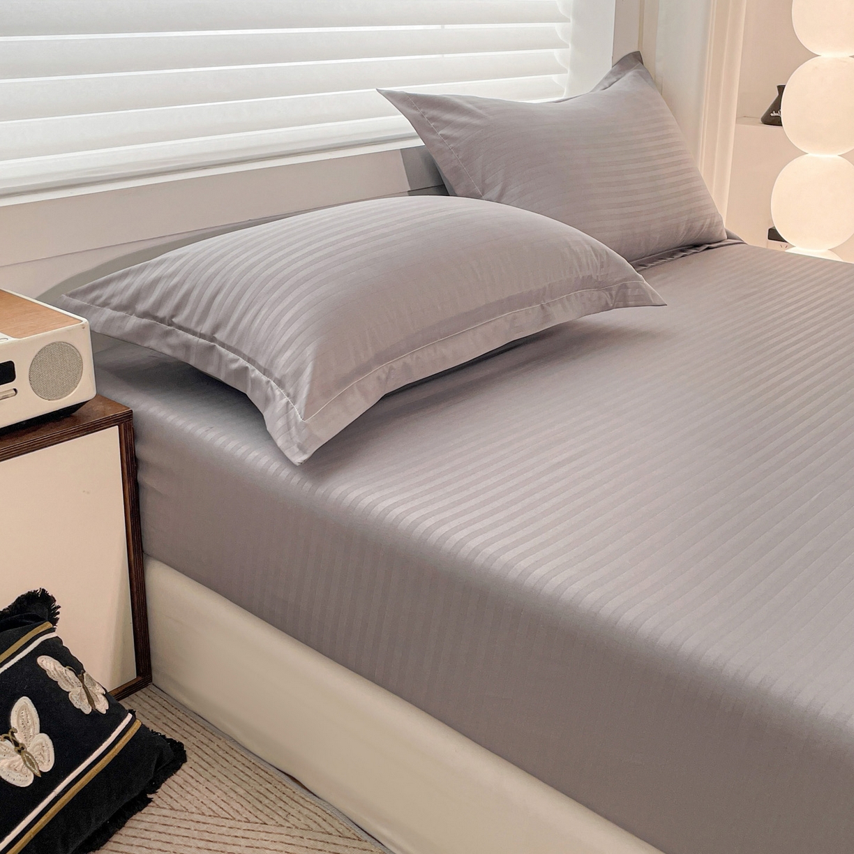 91家纺网 家纺一手货源 找家纺 恬澳家纺 2025新款简约磨毛压花床笠外贸跨境电商亚马逊速卖通单床笠三件套欧美尺寸多多跨境平台-场景二 条纹-浅灰