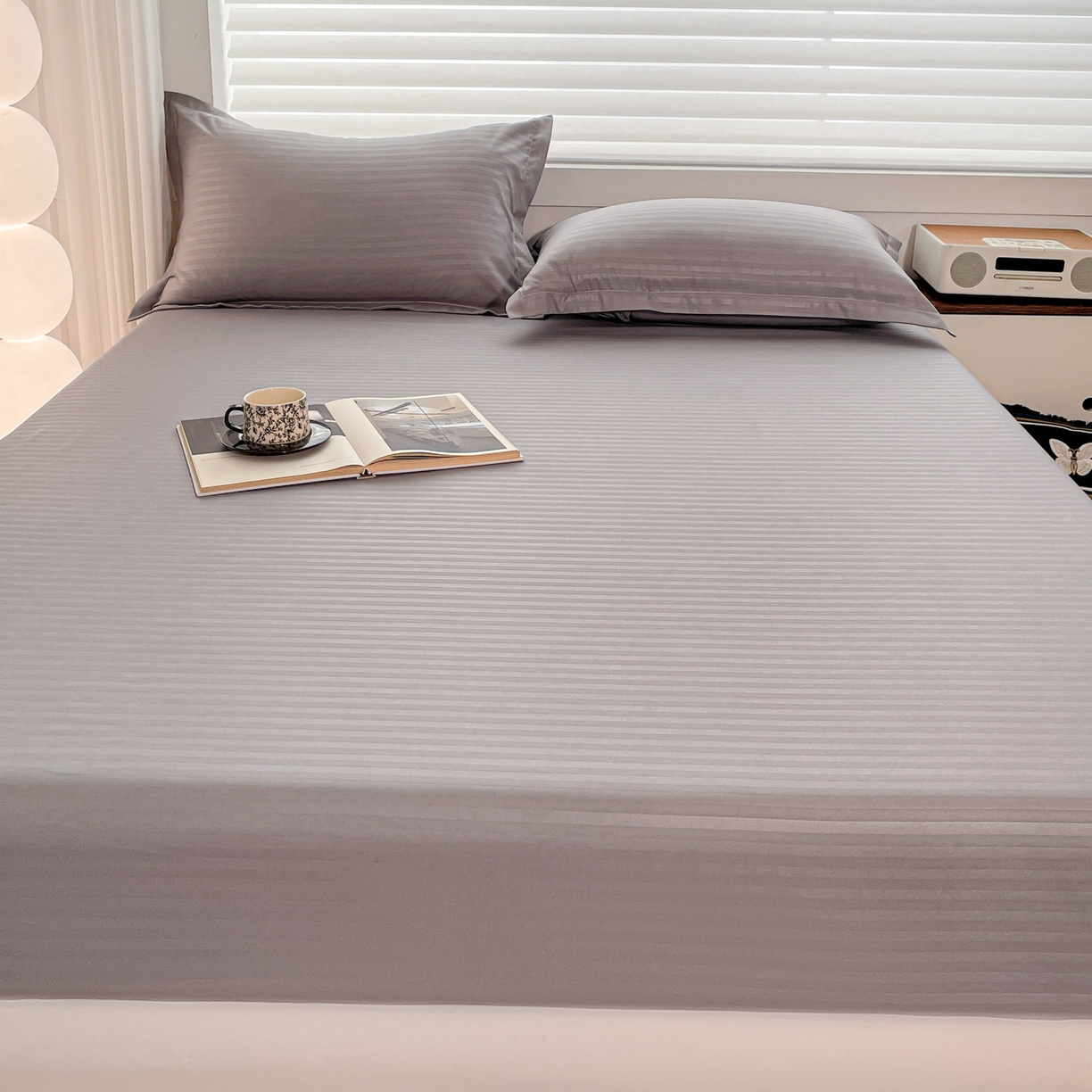 91家纺网 家纺一手货源 找家纺 恬澳家纺 2025新款简约磨毛压花床笠外贸跨境电商亚马逊速卖通单床笠三件套欧美尺寸多多跨境平台-场景二 条纹-浅灰