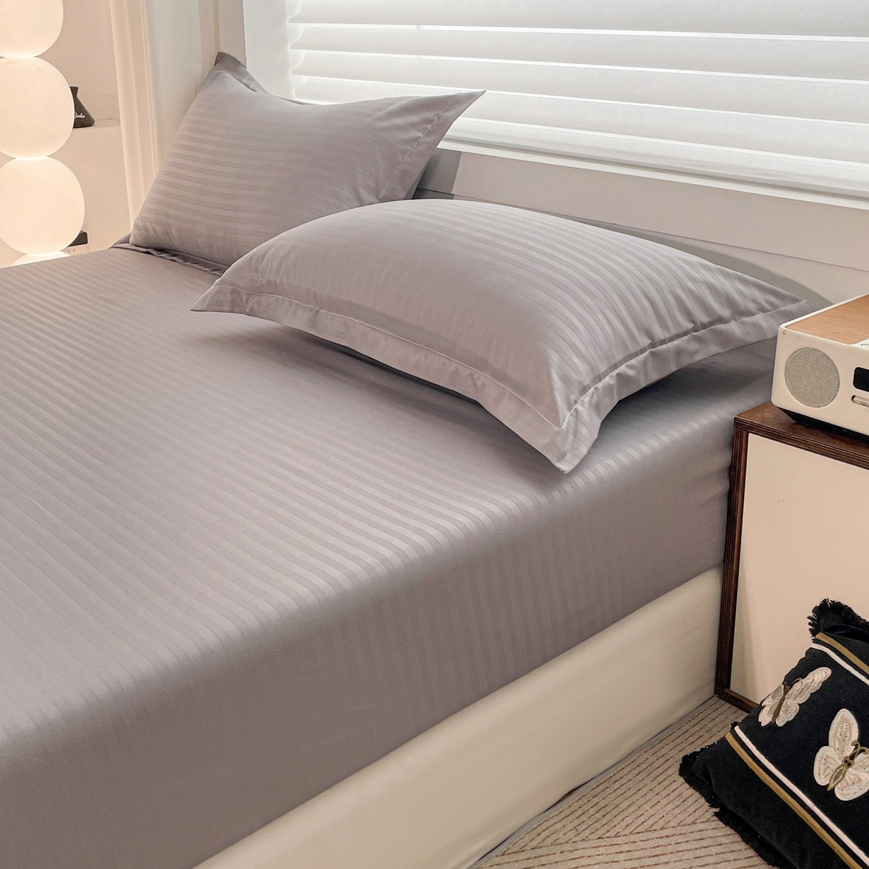 91家纺网 家纺一手货源 找家纺 恬澳家纺 2025新款简约磨毛压花床笠外贸跨境电商亚马逊速卖通单床笠三件套欧美尺寸多多跨境平台-场景二 条纹-浅灰