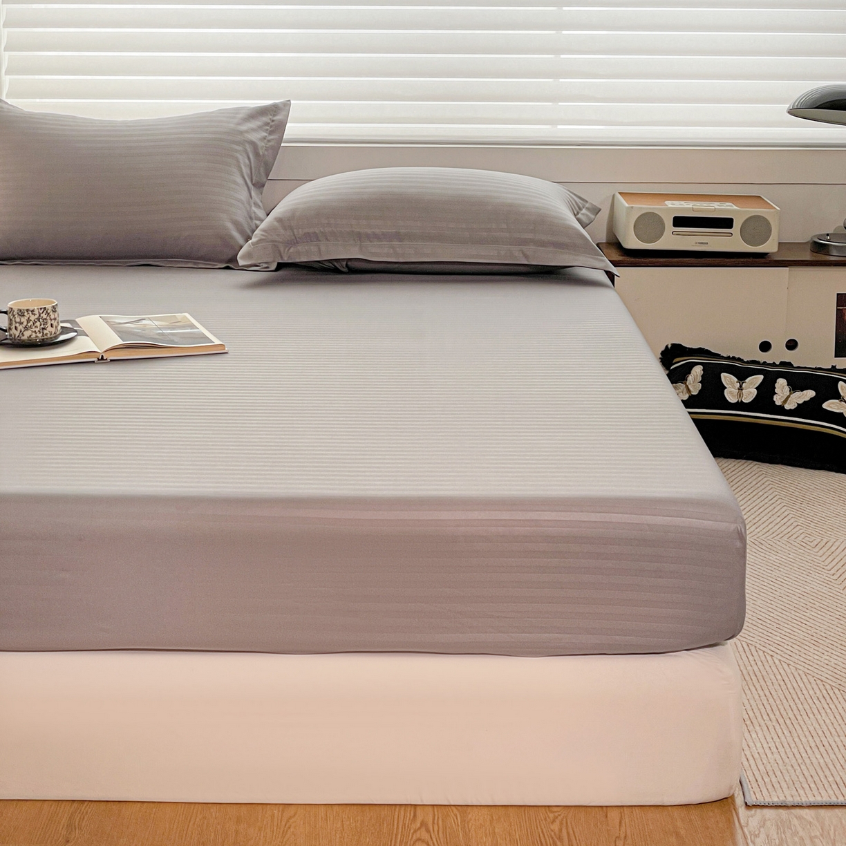 91家纺网 家纺一手货源 找家纺 恬澳家纺 2025新款简约磨毛压花床笠外贸跨境电商亚马逊速卖通单床笠三件套欧美尺寸多多跨境平台-场景二 条纹-浅灰