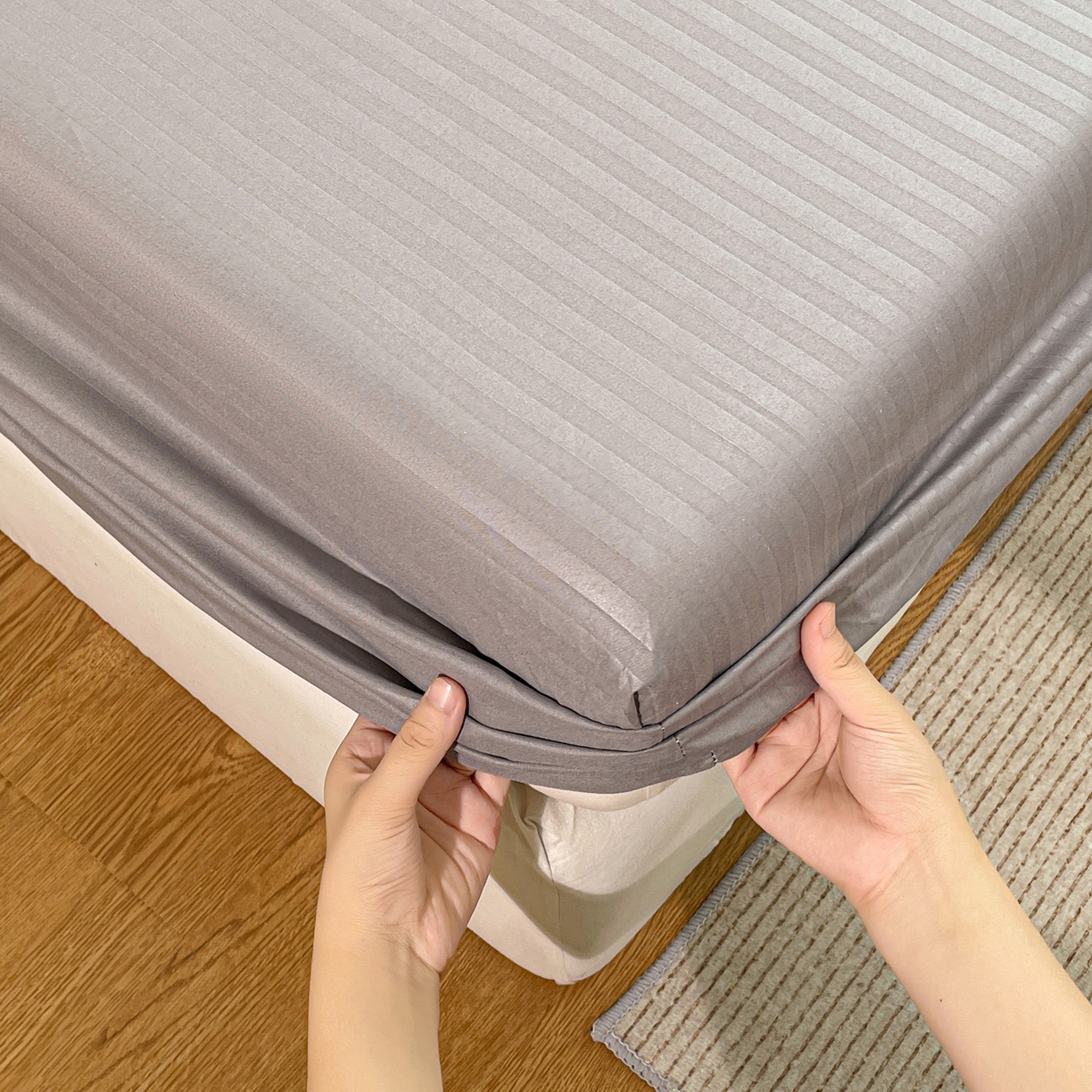 91家纺网 家纺一手货源 找家纺 恬澳家纺 2025新款简约磨毛压花床笠外贸跨境电商亚马逊速卖通单床笠三件套欧美尺寸多多跨境平台-场景二 条纹-浅灰