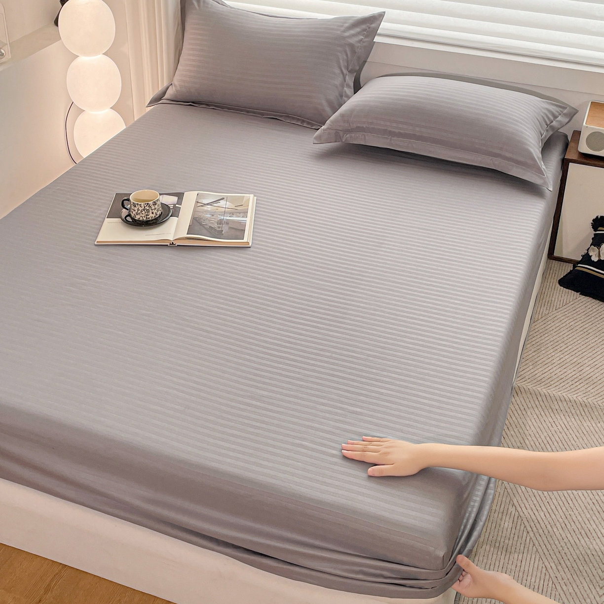 91家纺网 家纺一手货源 找家纺 恬澳家纺 2025新款简约磨毛压花床笠外贸跨境电商亚马逊速卖通单床笠三件套欧美尺寸多多跨境平台-场景二 条纹-浅灰