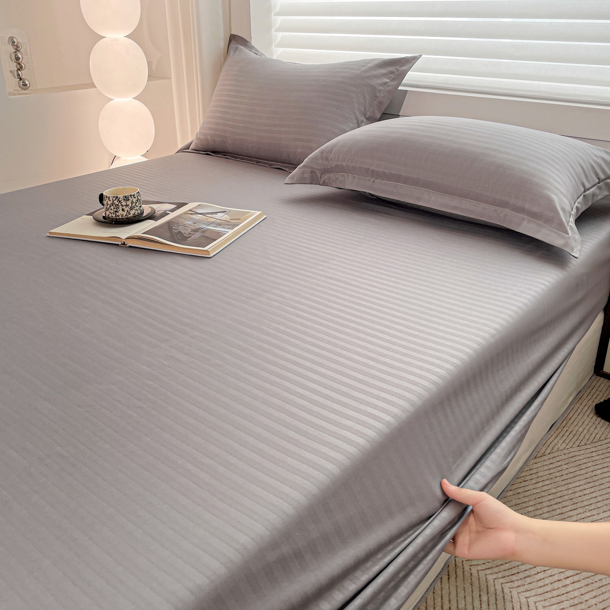 91家纺网 家纺一手货源 找家纺 恬澳家纺 2025新款简约磨毛压花床笠外贸跨境电商亚马逊速卖通单床笠三件套欧美尺寸多多跨境平台-场景二 条纹-浅灰