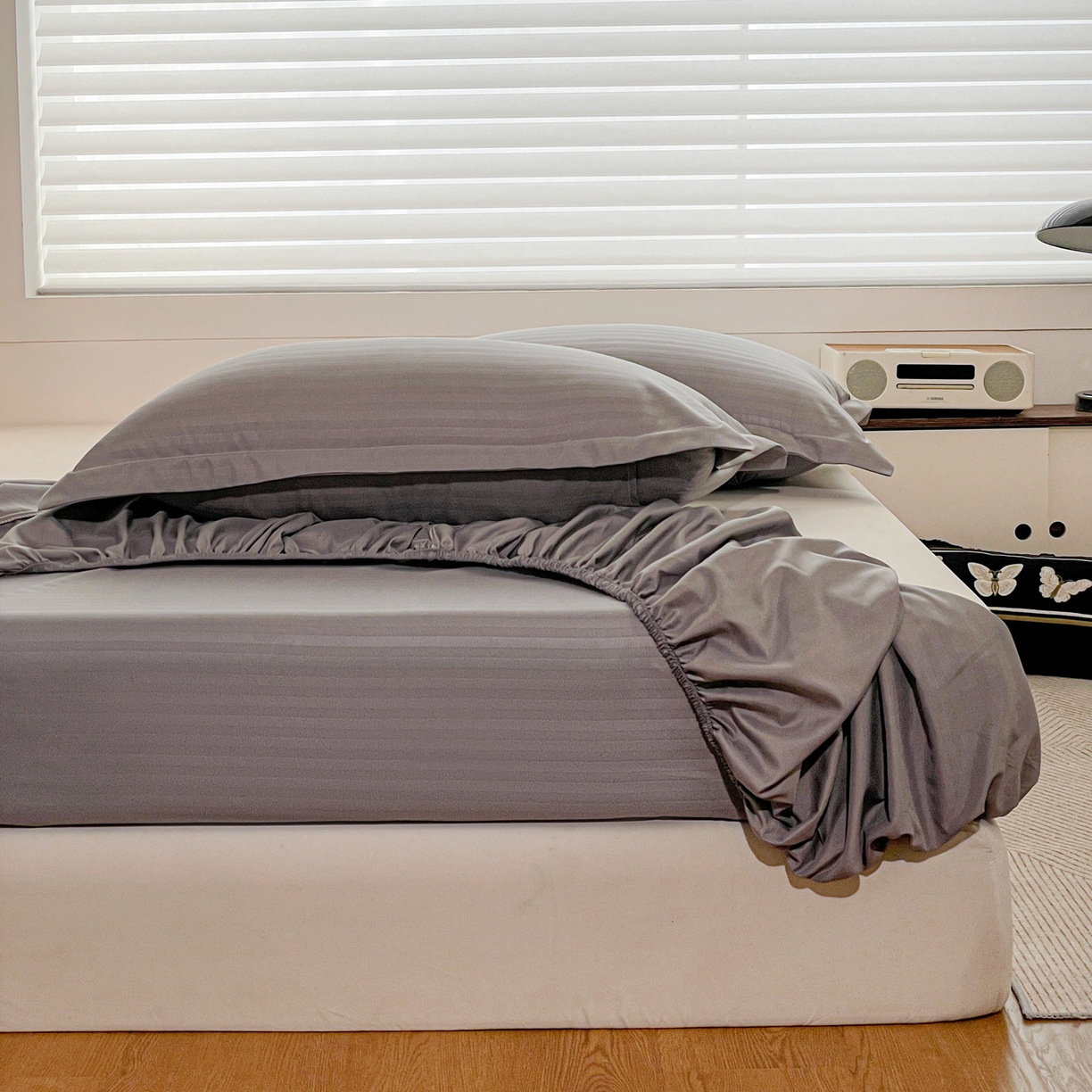 91家纺网 家纺一手货源 找家纺 恬澳家纺 2025新款简约磨毛压花床笠外贸跨境电商亚马逊速卖通单床笠三件套欧美尺寸多多跨境平台-场景二 条纹-浅灰