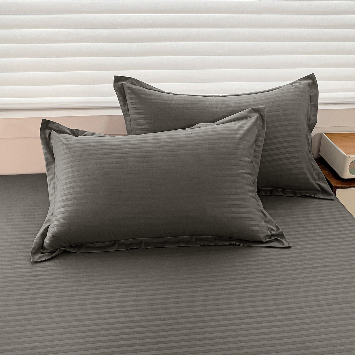 91家纺网 家纺一手货源 找家纺 恬澳家纺 2025新款简约磨毛压花床笠外贸跨境电商亚马逊速卖通单床笠三件套欧美尺寸多多跨境平台-场景二 条纹-深灰