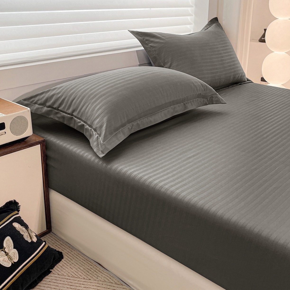 91家纺网 家纺一手货源 找家纺 恬澳家纺 2025新款简约磨毛压花床笠外贸跨境电商亚马逊速卖通单床笠三件套欧美尺寸多多跨境平台-场景二 条纹-深灰