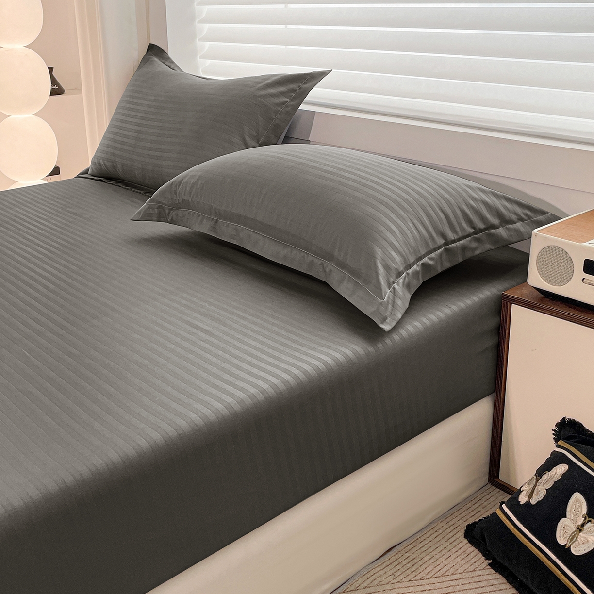 91家纺网 家纺一手货源 找家纺 恬澳家纺 2025新款简约磨毛压花床笠外贸跨境电商亚马逊速卖通单床笠三件套欧美尺寸多多跨境平台-场景二 条纹-深灰