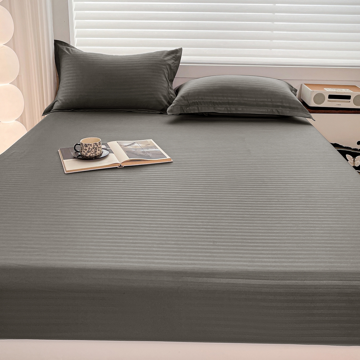 91家纺网 家纺一手货源 找家纺 恬澳家纺 2025新款简约磨毛压花床笠外贸跨境电商亚马逊速卖通单床笠三件套欧美尺寸多多跨境平台-场景二 条纹-深灰