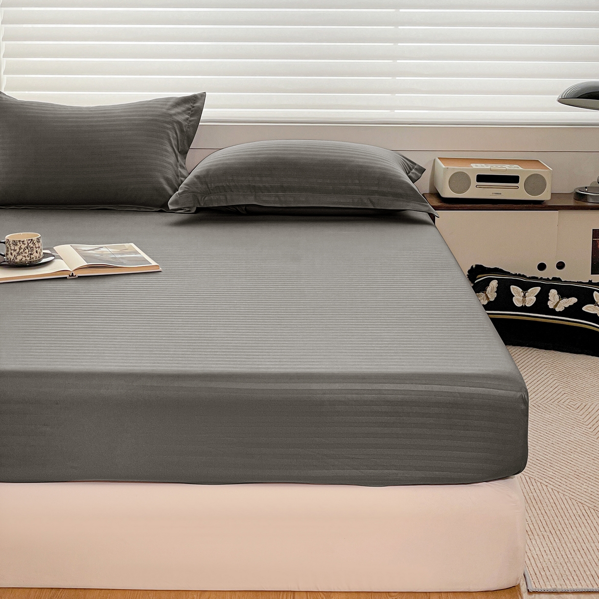 91家纺网 家纺一手货源 找家纺 恬澳家纺 2025新款简约磨毛压花床笠外贸跨境电商亚马逊速卖通单床笠三件套欧美尺寸多多跨境平台-场景二 条纹-深灰