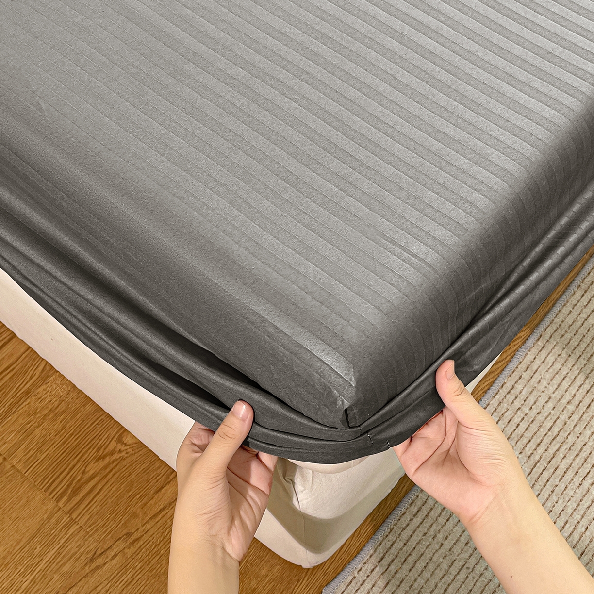 91家纺网 家纺一手货源 找家纺 恬澳家纺 2025新款简约磨毛压花床笠外贸跨境电商亚马逊速卖通单床笠三件套欧美尺寸多多跨境平台-场景二 条纹-深灰