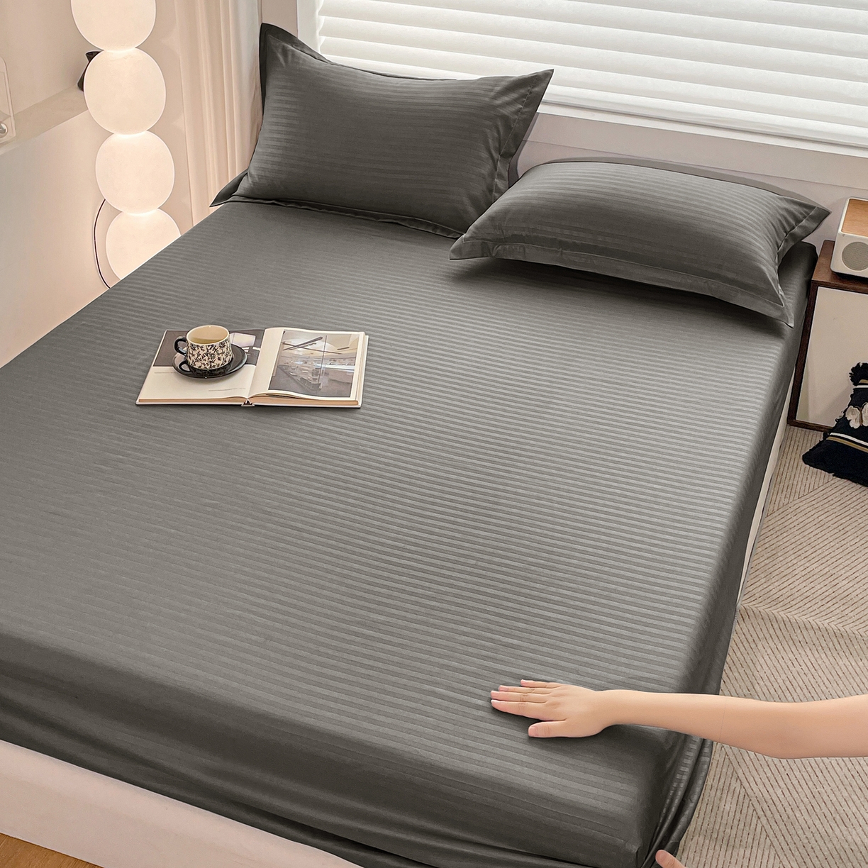 91家纺网 家纺一手货源 找家纺 恬澳家纺 2025新款简约磨毛压花床笠外贸跨境电商亚马逊速卖通单床笠三件套欧美尺寸多多跨境平台-场景二 条纹-深灰