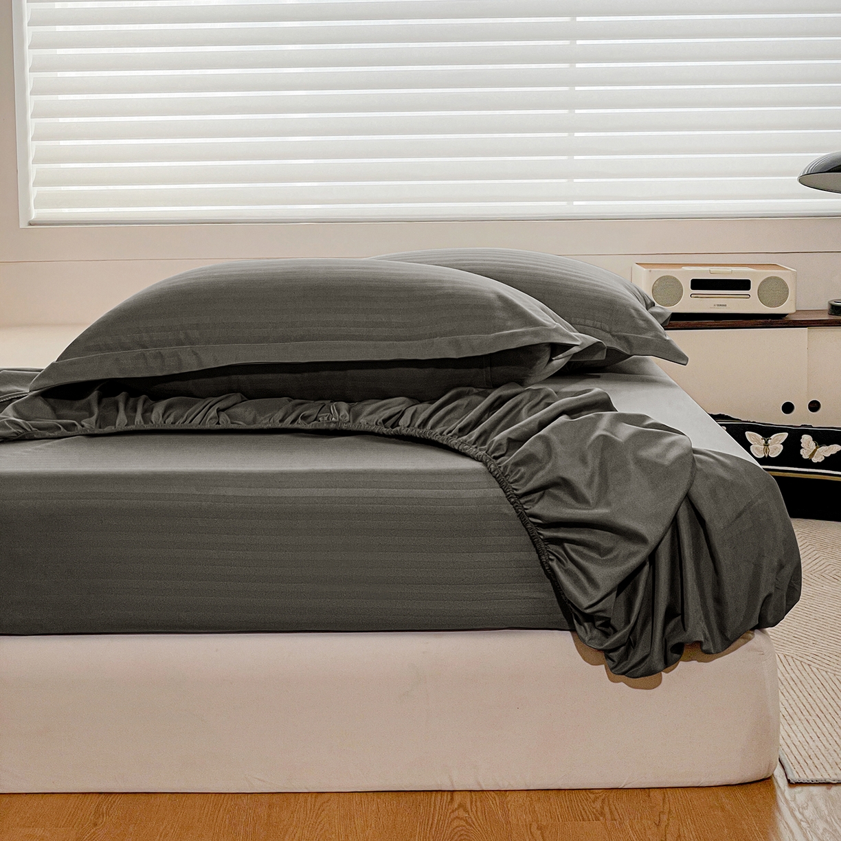 91家纺网 家纺一手货源 找家纺 恬澳家纺 2025新款简约磨毛压花床笠外贸跨境电商亚马逊速卖通单床笠三件套欧美尺寸多多跨境平台-场景二 条纹-深灰