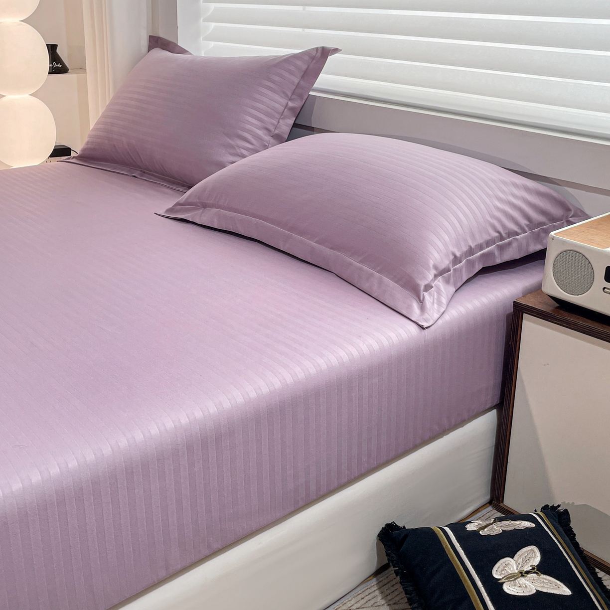 91家纺网 家纺一手货源 找家纺 恬澳家纺 2025新款简约磨毛压花床笠外贸跨境电商亚马逊速卖通单床笠三件套欧美尺寸多多跨境平台-场景二 条纹-紫