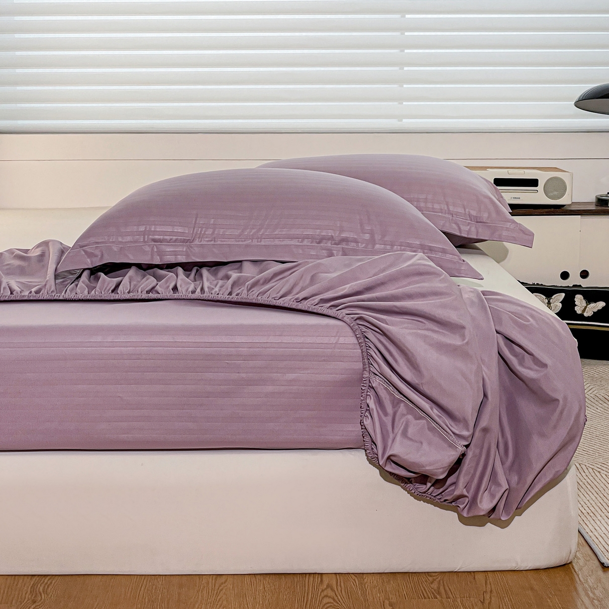 91家纺网 家纺一手货源 找家纺 恬澳家纺 2025新款简约磨毛压花床笠外贸跨境电商亚马逊速卖通单床笠三件套欧美尺寸多多跨境平台-场景二 条纹-紫