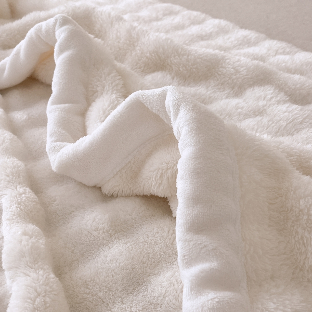 91家纺网 家纺一手货源 找家纺 默忆 2025新款A类保暖加厚仿兔毛毯毯子 米白
