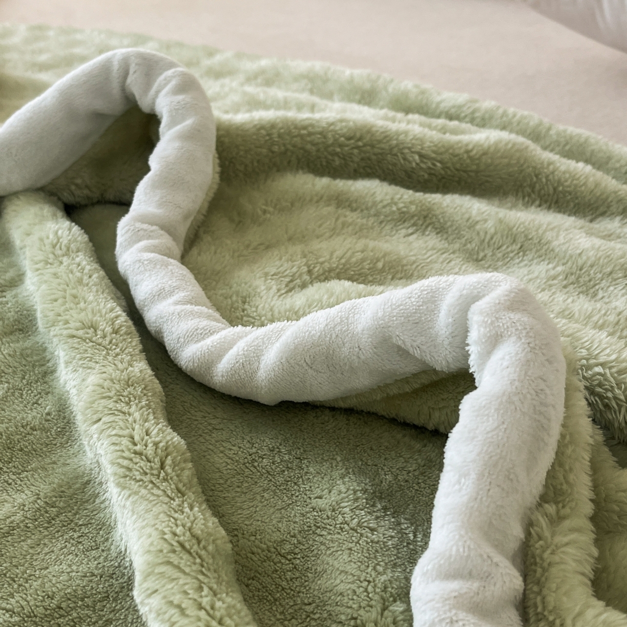 91家纺网 家纺一手货源 找家纺 默忆 2025新款A类保暖加厚仿兔毛毯毯子 绿
