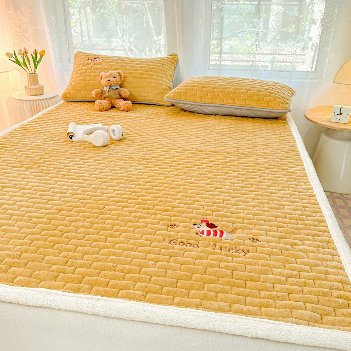 91家纺网 家纺一手货源 找家纺 恋绒家纺 2025新款加厚牛奶绒夹棉床褥床护垫床垫 幸运狗-杏黄