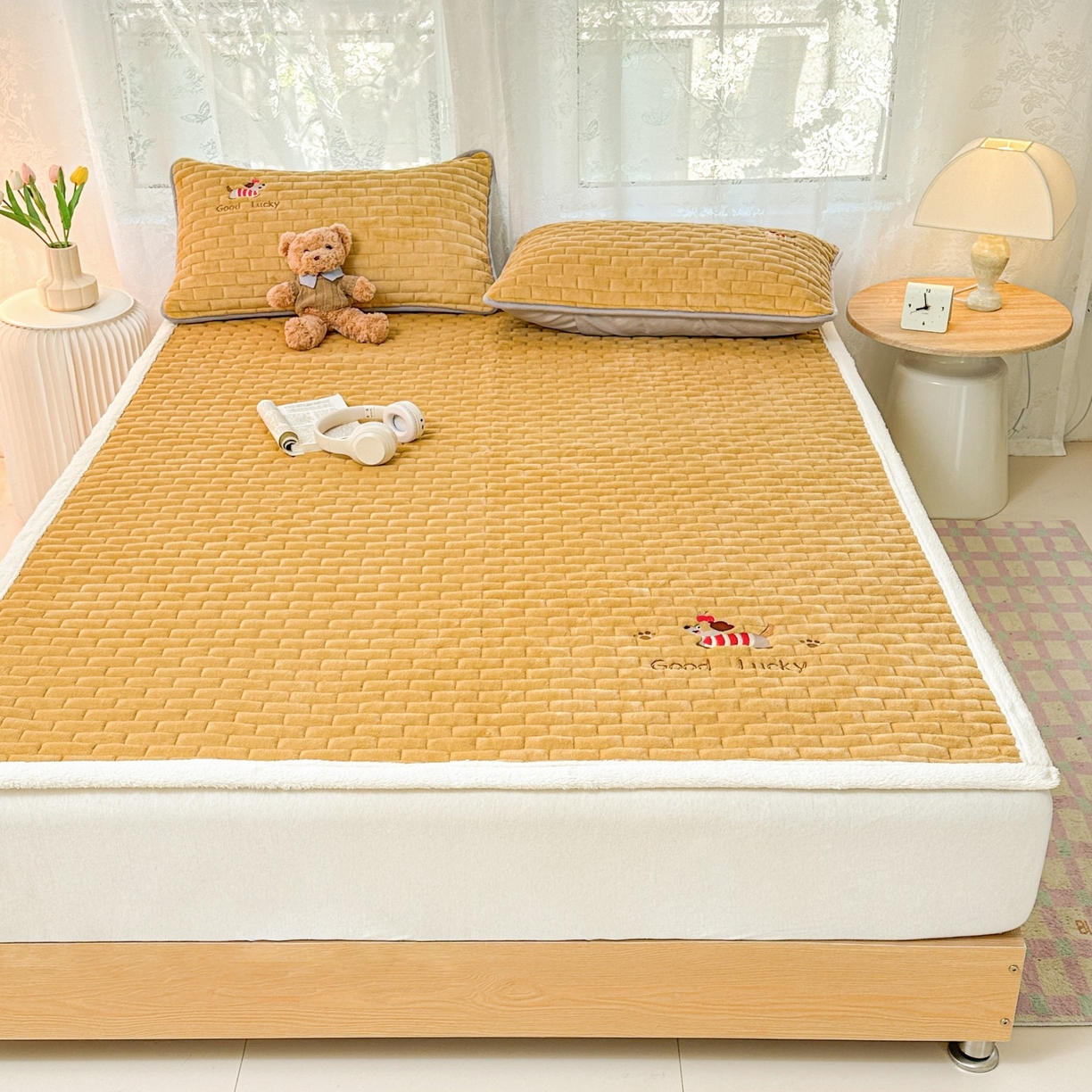 91家纺网 家纺一手货源 找家纺 恋绒家纺 2025新款加厚牛奶绒夹棉床褥床护垫床垫 幸运狗-杏黄