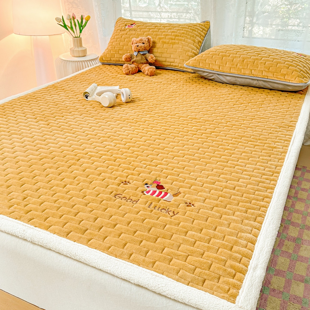 91家纺网 家纺一手货源 找家纺 恋绒家纺 2025新款加厚牛奶绒夹棉床褥床护垫床垫 幸运狗-杏黄