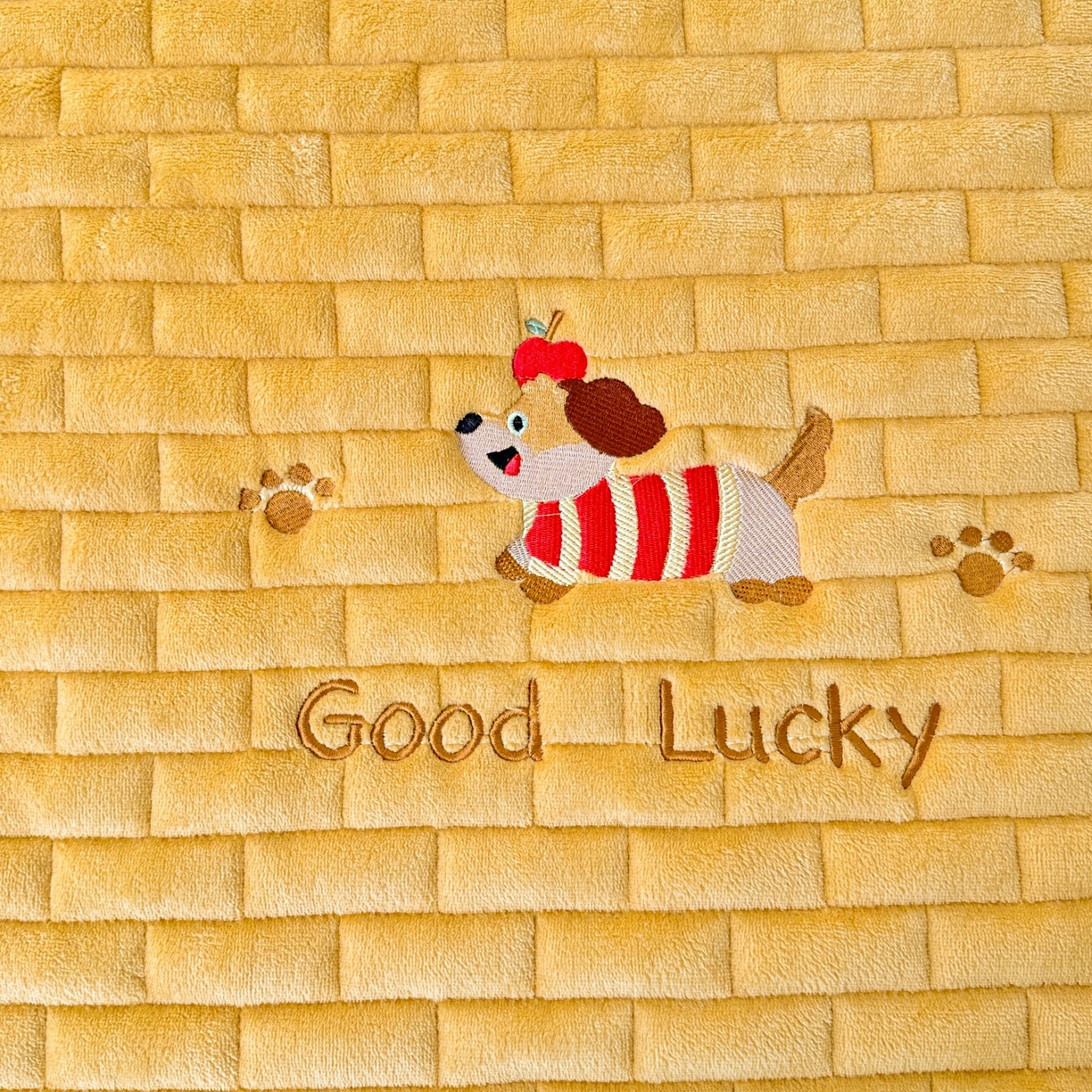 91家纺网 家纺一手货源 找家纺 恋绒家纺 2025新款加厚牛奶绒夹棉床褥床护垫床垫 幸运狗-杏黄