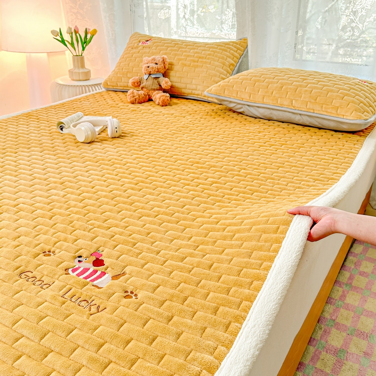 91家纺网 家纺一手货源 找家纺 恋绒家纺 2025新款加厚牛奶绒夹棉床褥床护垫床垫 幸运狗-杏黄