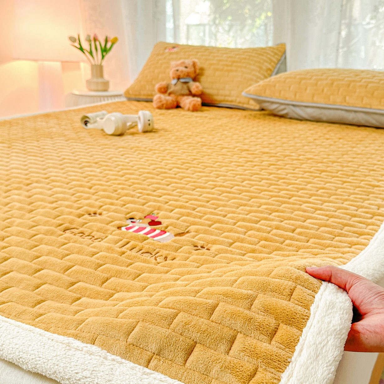 91家纺网 家纺一手货源 找家纺 恋绒家纺 2025新款加厚牛奶绒夹棉床褥床护垫床垫 幸运狗-杏黄