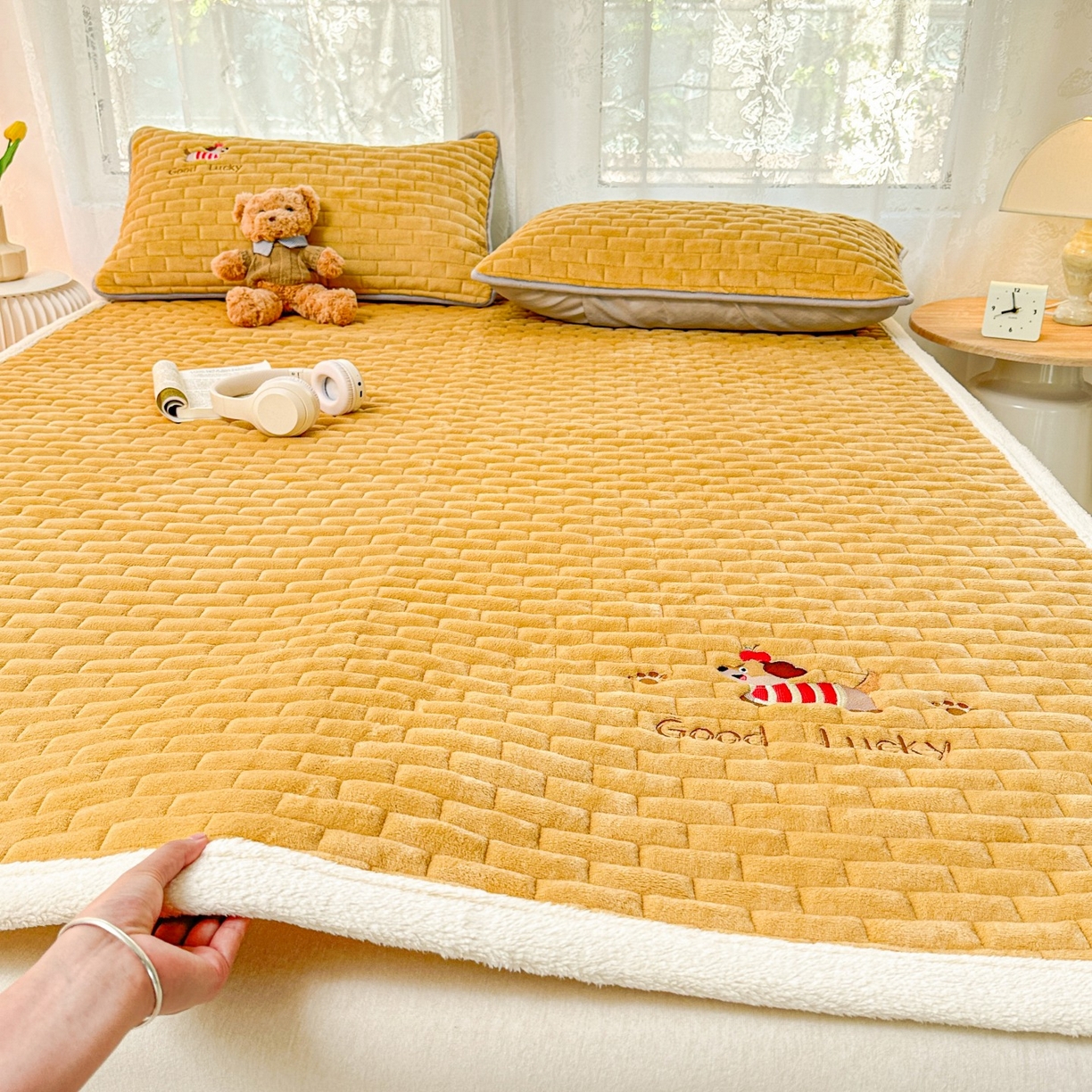 91家纺网 家纺一手货源 找家纺 恋绒家纺 2025新款加厚牛奶绒夹棉床褥床护垫床垫 幸运狗-杏黄
