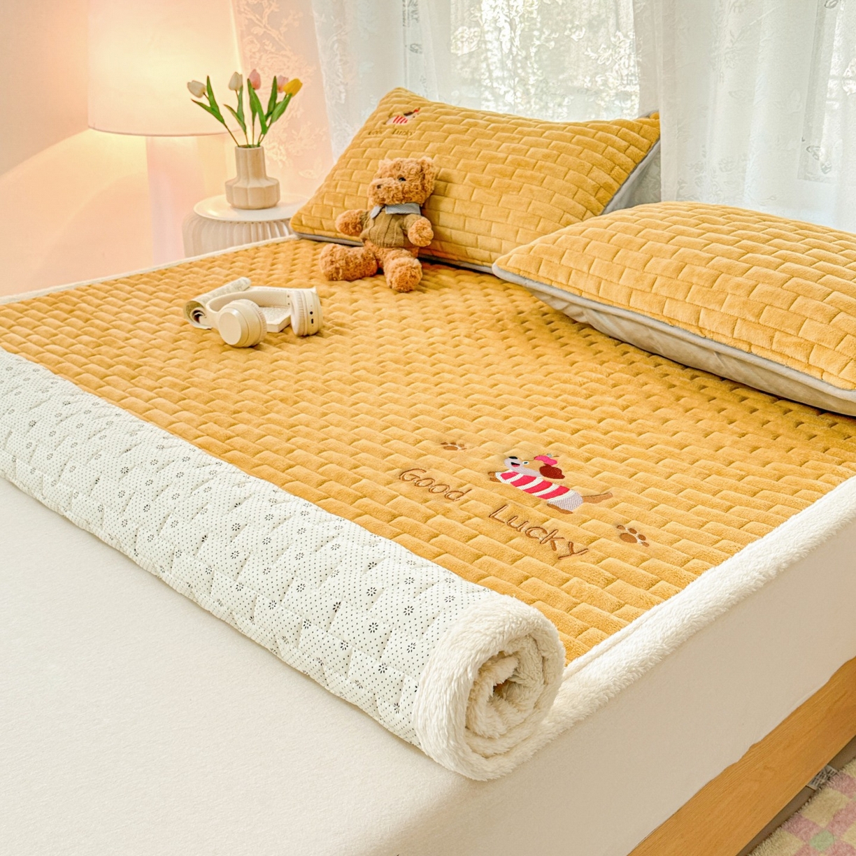91家纺网 家纺一手货源 找家纺 恋绒家纺 2025新款加厚牛奶绒夹棉床褥床护垫床垫 幸运狗-杏黄
